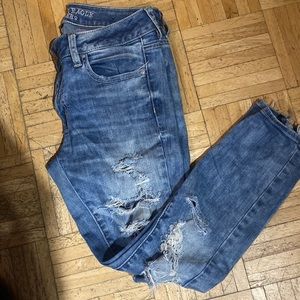 American eagle low rise size 4 jeans. Light blue wash. Stretch material.